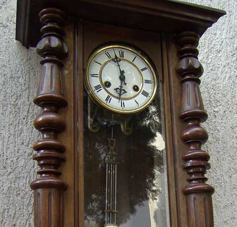 Stari zidni sat sa klatnom